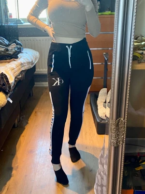 Ck joggingbyxa  - Supermysiga mjukisbyxor inköpta här på Plick men de är lite långa för mig 🤍