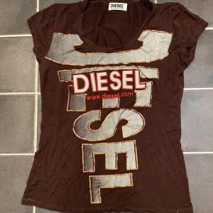 Brun diesel T-shirt den är i bra skicka men texten är lite sprucken! 