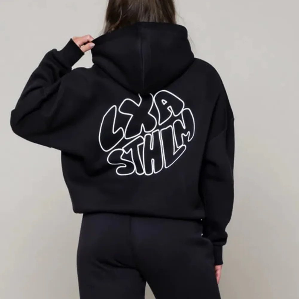 Säljer min LXA hoodie som jag endast använt ett fåtal gånger. Storlek M, sitter snyggt oversize på mig som har storlek S! Nypris 700kr+ frakt, mitt pris 500kr+frakt :). Hoodies.