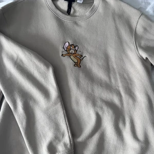Sweatshirt  - En tom and Jerry tröja, säljes för den inte kommer till användning bra skick💕