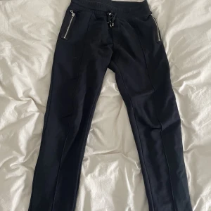 Limitato byxor - Ett par riktigt fina limitato byxor! Strl M och nypris ligger på cirka 2000! Mitt pris 500 plus frakt