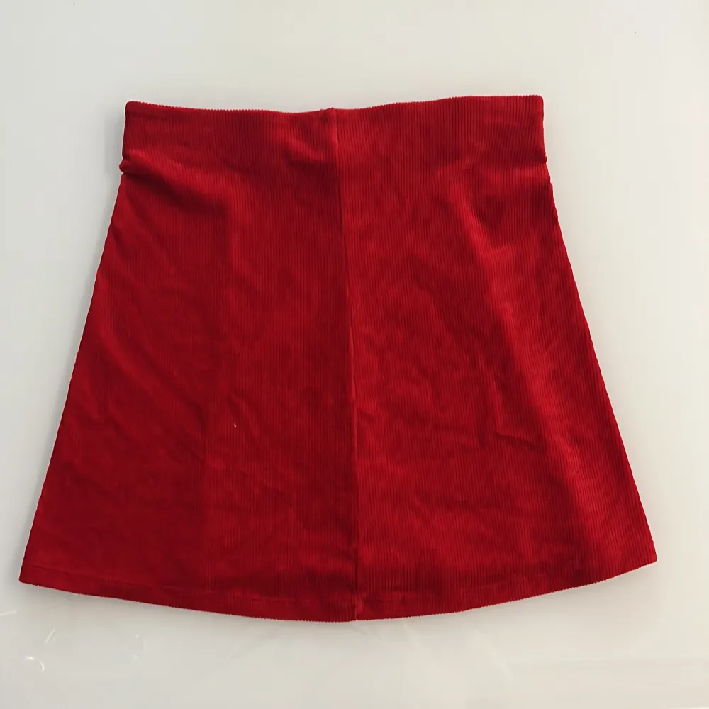 Fin röd minikjol från Gina. Aldrig använd endast provad. . Kjolar.
