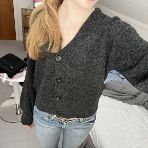 Stickad kofta - Stickad kofta från Vero Moda, aldrig använd. Köpt för 350kr💓 Storlek xs⭐️⭐️