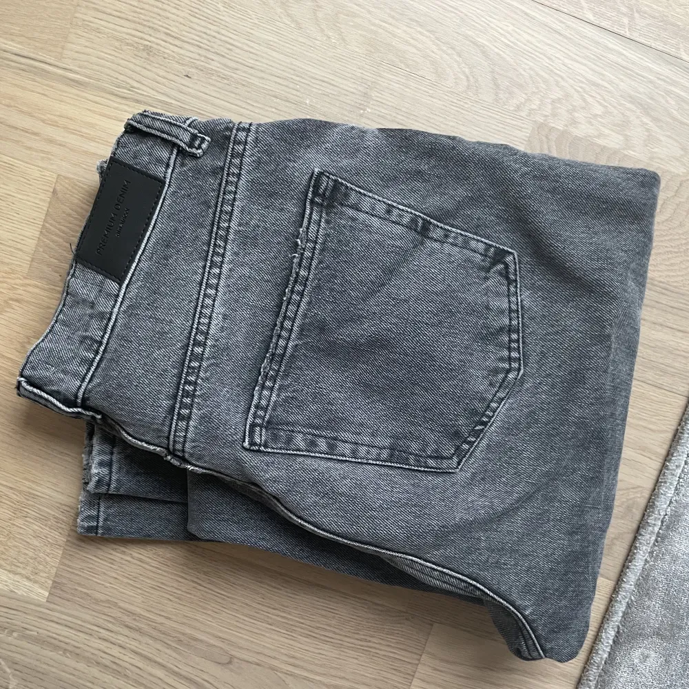 Gina tricot 90’s High waist jeans i storlek 36. Endast använda en gång, som nya! Nypris 599.. Jeans & Byxor.
