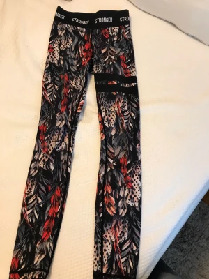 Träningsbyxor  - Stronger träningsbyxor, sparsamt använda, inget defekter som jag vet om