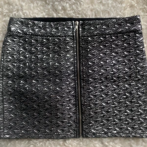 Fest kjol⭐️⭐️⭐️ - As cool silver kjol i stlk S men passar även Xs bra! Näst intill oanvänd ⭐️⭐️⭐️går även att använda som topp!