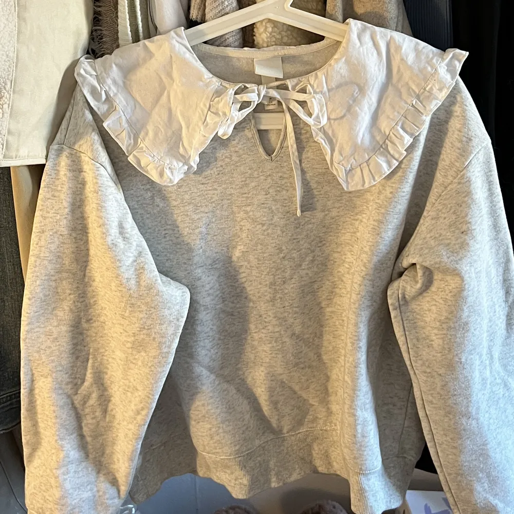 Sweatshirt från h&m med krage i strl 38🤍 inga defekter!!❤️ passar mig bra som har S❤️‍🔥 använd gärna köp nu 💜. Hoodies.