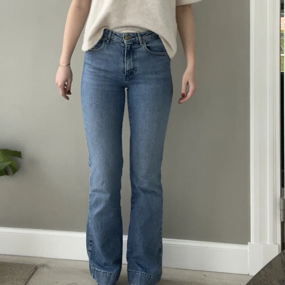 Skönaste jeansen ifrån wrangler i modellen flare. Använda men i bra skick. Säljer då jag har två par. Jeans & Byxor.