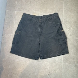 Timberland skjorts - Snydd fadead svart färg på dessa timberlandsshorts. Är vintage så de är använda men fortfarande väldigt bra skick