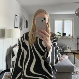 Helt ny! Tröja - Oanvänd!  Riktigt fin och bekväm tröja men säljes då det inte riktigt är min stil. Vida ärmar och hög krage