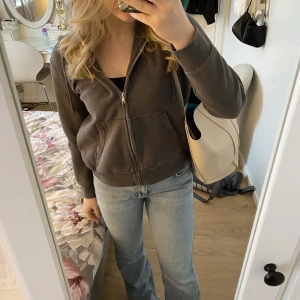 Zip hoodie - Mörkgrå zip hoodie från H&M storlek xs 🫶🏼