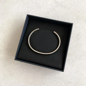 Armband - Ett classic bracelet i silver från Daniel Wellington. Armbandet är aldrig använt och har legat i förpackning sen det köptes. Storlek S, men går att justera storlek! DM för fler frågor Nypris 499kr