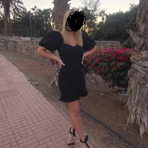 Svart klänning - Säljer den perfekta svarta klänningen ifrån Gina Tricot i storlek S💖