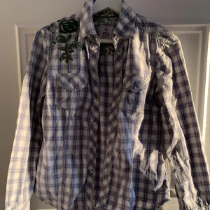 Skjorta  - Söt skjorta med blommor på🌺🌺