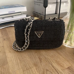 Guess väska  - Miniväska från Guess. 18x11 cm