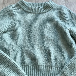 Stickad tröja💚 - Säljer denna gröna stickade tröjan ifrån Monkl i storlek xxs, den är ganska kort, ordinarie pris 399kr, ny pris 105kr💚