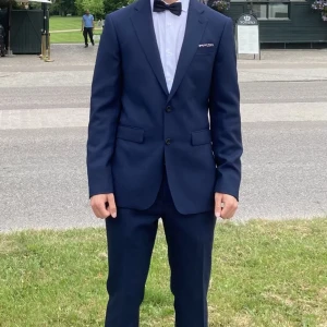 Kostym  - En väldigt fin kostym (som ny) som enbart är använd vid 1 tillfälle. Köptes för rabatterat pris 1800kr men kan nu köpas för 1500kr. Har fler bilder om det önskas, både kavaj & byxor. 