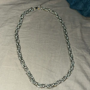 Halsband - Halsband, kungslänk på rostfritt stål. Längden är 60,5 cm. 112g, tjocklek 7mm. Pris kan diskuteras!  Ordinarie pris 500kr
