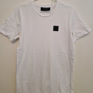 Peak Performance t-shirt vit - Köpte denna för ett tag sedan för fullpris. En tröja som jag har använt en hel del, men tycker egentligen att den är i rätt bra skick fortfarande. Hänvisar till bilder för skick och kan skicka fler vid behov!