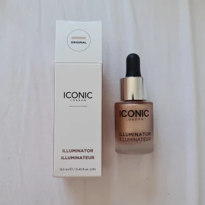 Smink Iconic London Highlighter Original - Den omtalade highlighter/ illuminator från Iconic London i färg "Original". Säljer pga har andra nyanser som jag använder.  Finns i Täby C. Kan skickas. 💌