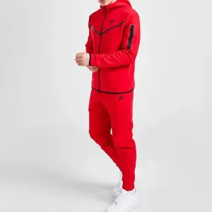 Hej jag vill sälja min röda Nike tech fleece eftersom att jag bara använt den 2 gånger ungefär.