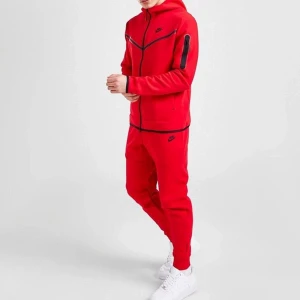 Röd Nike tech fleece - Hej jag vill sälja min röda Nike tech fleece eftersom att jag bara använt den 2 gånger ungefär.