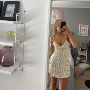 Zara klänning - Säljer nu denna vackra klänningen ifrån zara då den inte riktigt är min stil längre. Den är köpt förra sommaren i Spanien och endast använd vid ett tillfälle. Jag är 172 och vanligtvis en S och klänningen sitter fint på mig.