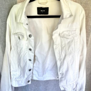 Vit jeansjacka - Vit jeansjacka i superbra skick! Storlek XS 🤍