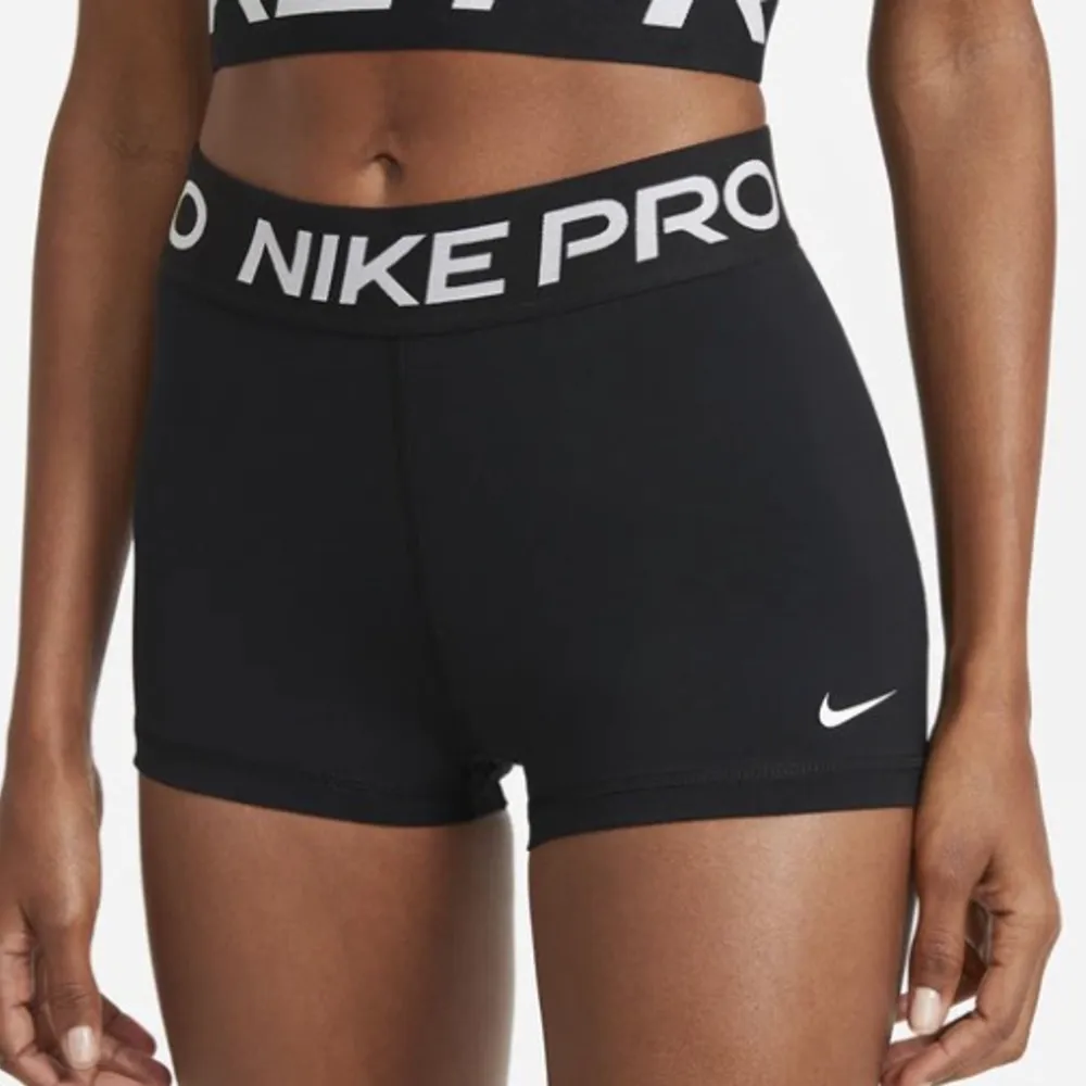 Säljer dessa Nike PRO tränings shorts som är skit bra. Glider varken mer eller upp och kan även användas som shorts. tillexempel under en kort kjol eller klänning❤️😍👌🏽 köp direkt för 300❤️. Shorts.