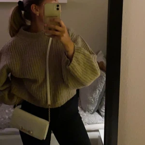 Väska - Säljer denna sjukt söta handväskan med gulddetaljer från glitter. ‼️Tryck inte på köp direkt!