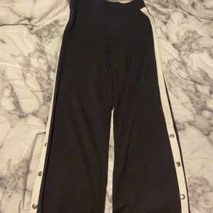 Flared leggings med knappar - Jätte snygga byxor med knappar som går att öppnas. Passar dock inte mig längre och säljs inte i affär ännu mer!