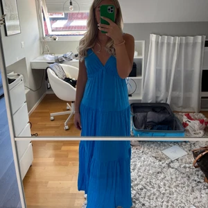 Blå långklänning - Säljer en superfin oanvänd klänning från bikbok i storlek M. Har ett litet hål i sig som knappt är synligt och enkelt kan fixas själv. Nypris: 399 kr och säljes för 200, men kan diskuteras vid snabb affär💕