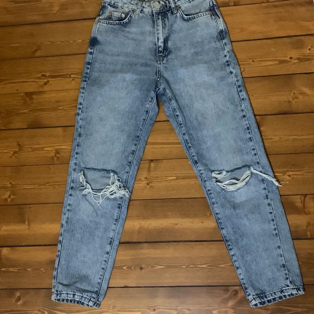 Fina blå jeans från Gina Tricot.💙 Använda ett fåtalgånger och är i bra skick!. Jeans & Byxor.