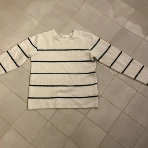 SÄLJER  - En jätte fin stickad tröja från hm använd få tall gånger och är jätte fin!!! 😻😘🫶🏻