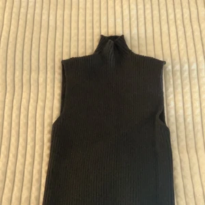 Topp  från Zara! - Säljer nu denna fina ribbade topp från zara, köptes under förra året och är sparsamt använd. skriv privat för fler bilder på!❤️ (TRYCK INTE PÅ KÖP DIREKT!!)