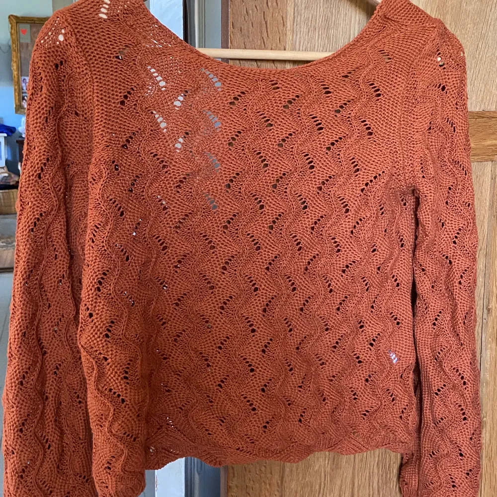 Jättefin tröja i orange med snygg rygg!!. Tröjor & Koftor.