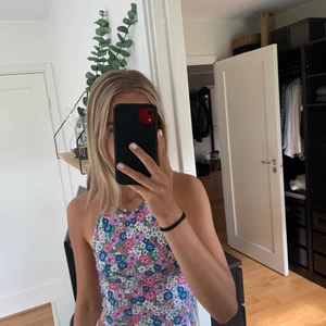 Topp  - Säljer denna topp från bikbok säljer även en till sån här fast i blå! Inget fel på någon av dem Köp båda för 150 eller en för 80