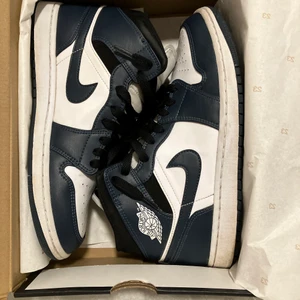 Air Jordan 1 mid armory navy/white-black - Säljer mina skor storlek 42. Jag har använt de och där av kan man se det men de är i mycket gott skick. Säljer de för 1300kr kan ändras vid snabb affär.