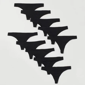 10-pack stringtrosor - Stringtrosor i bomullsblandad trikå. Trosorna har normalhög midja. Fodrad gren. Bomullen i trosorna är ekologisk. Oanvända och tvättade! Frakt 50kr