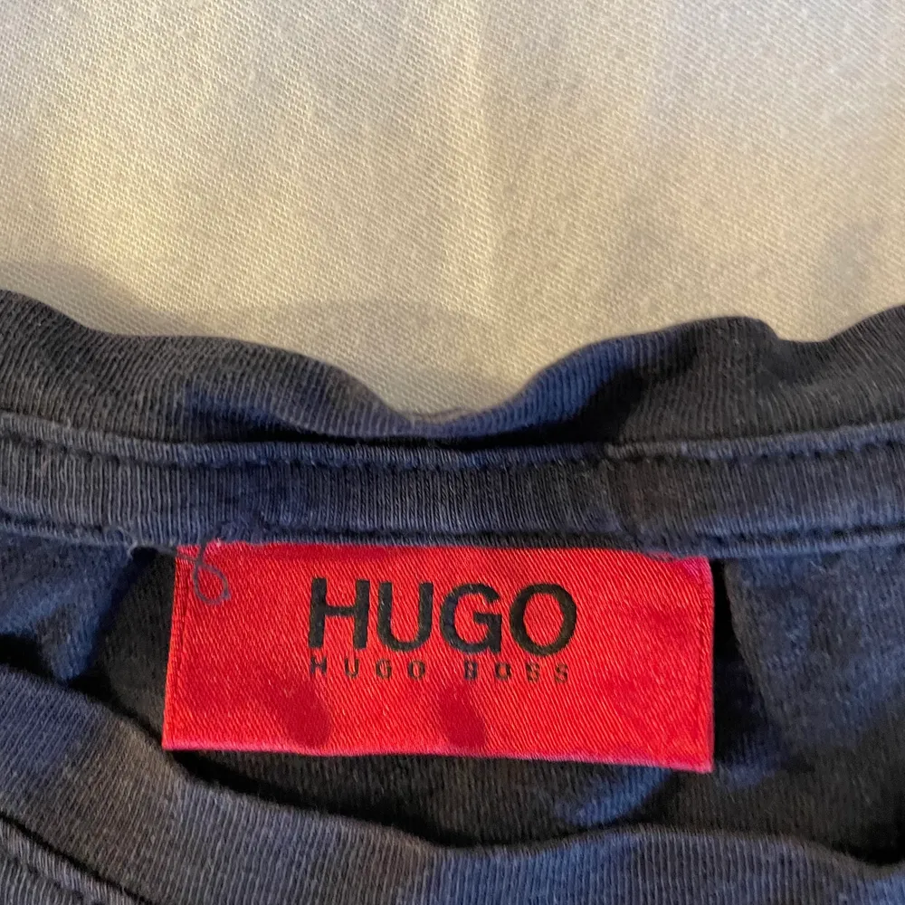 Snygg herr T-shirt i storlek M från Hugo Boss i en marinblå färg. Osäker om den är äkta eller inte, men är rätt säker den är äkta.. T-shirts.