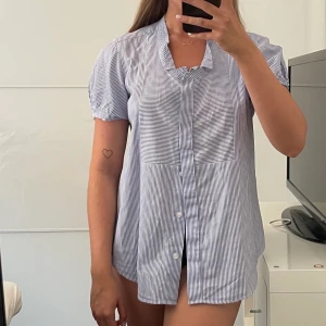 Filippa K blus  - Kortärmad blus/skjorta från Filippa K. Aldrig använd! Storlek L men sitter jättebra på mig som är en S konstigt nog.