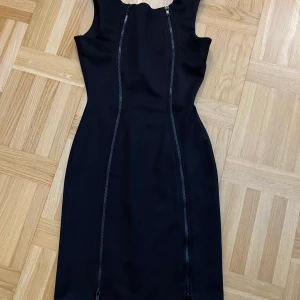 Fodralklänning - Storlek 8, passar xs. Använd i fint skick. 60 kr + fraktkostnad. Betalning via Plick.