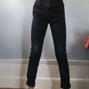 Jag säljer ett par jeans! - Jag säljer dom här jeansen för att dom är för små för min son!