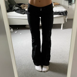 Lågmidjade svarta chinos - Svarta chinos med låg midja, det är strl L men skulle säga att de sitter bra på någon som har S/M❤️Jag är 167!