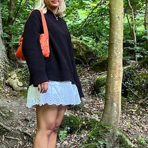 Svart stickad  - Säljer en svart oversized stickad tröja från zara!! Har två likadana därför säljer jag. VÄRLDENS MYSIGASTE😍