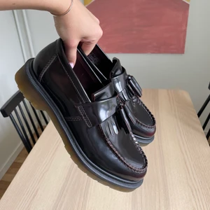 Dr.Martens Adrian - Superfina loafers i storlek 39 endast prövade men inte använda då de är en storlek förstora.. kan mötas upp i Jönköping, annars fraktar jag gärna. Köparen står för frakten. 