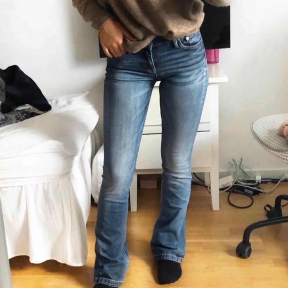 Ett par blåa bootcut jeans som är i bra skick, utöver slitage längst ned på jeansen. De är köpte på JC outlet i kungens kurva för ca 600kr och inte kommit till användning då de är för långa och jag är ca 165. De är storlek 29/34 men jag brukar ha 27/32.. Jeans & Byxor.