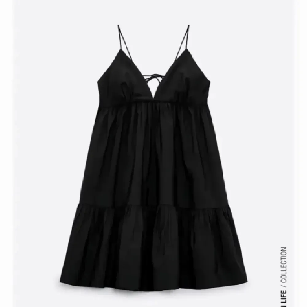 Kollar vad jag kan få för denna svarta zara klänningen, köpt förra sommaren å aldrig använd!🥰. Klänningar.