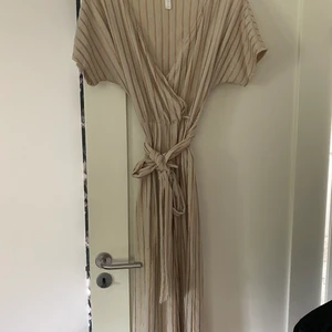 Jumpsuit - Jumpsuit ifrån H&M, storlek 34-36. 50 kr + frakt💕