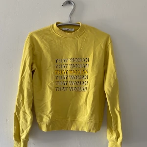 Gul sweatshirt  - Gul sweatshirt från NA-KD. ”That women” Knappt använd så den är som ny, storlek S🥰 Köparen står för frakten 📦